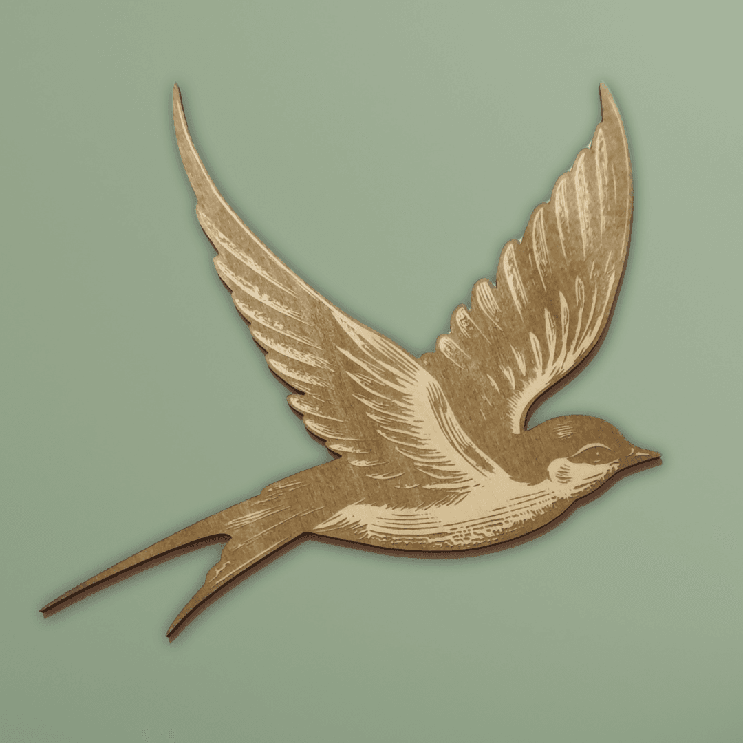 Hirondelle en bois gravée