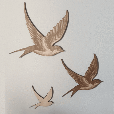 Hirondelle en bois gravée
