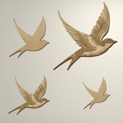 Hirondelle en bois gravée
