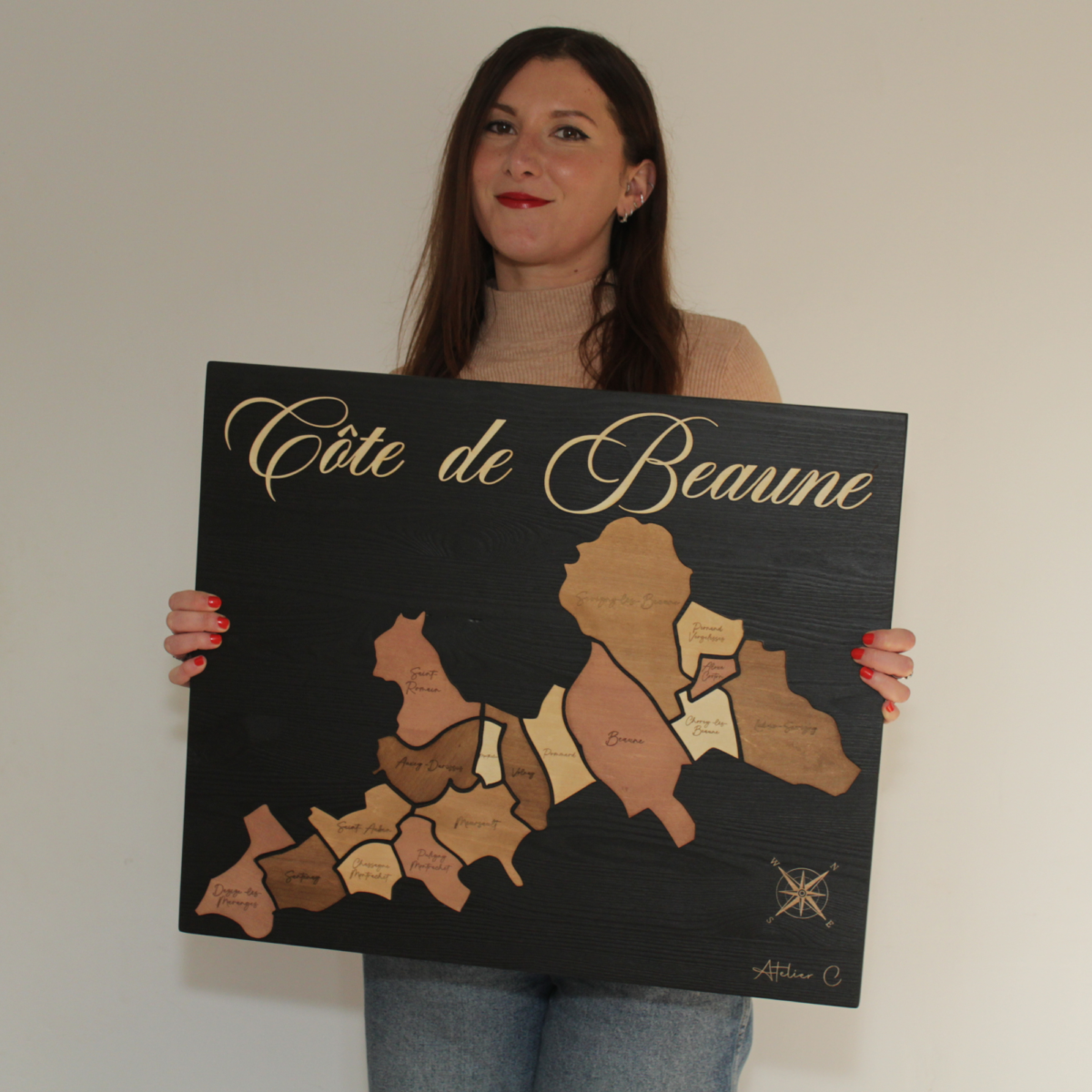 Tableau mural en bois teinté au vin représentant la Côte de Beaune, tenu par l'artiste - Atelier C - Camille