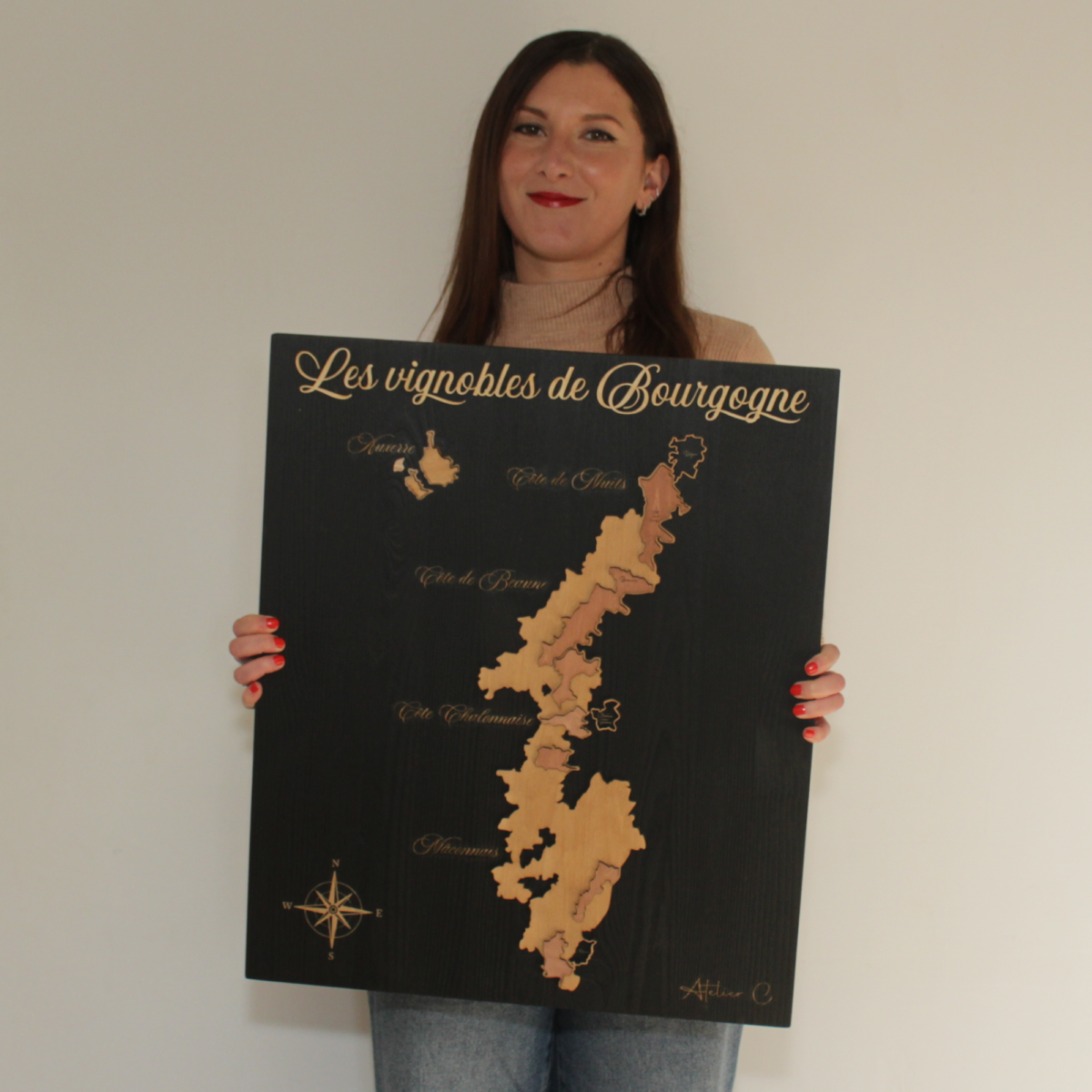 Tableau mural en bois teinté au vin représentant les vignobles de Bourgogne, tenu par l'artiste - Atelier C - Camille