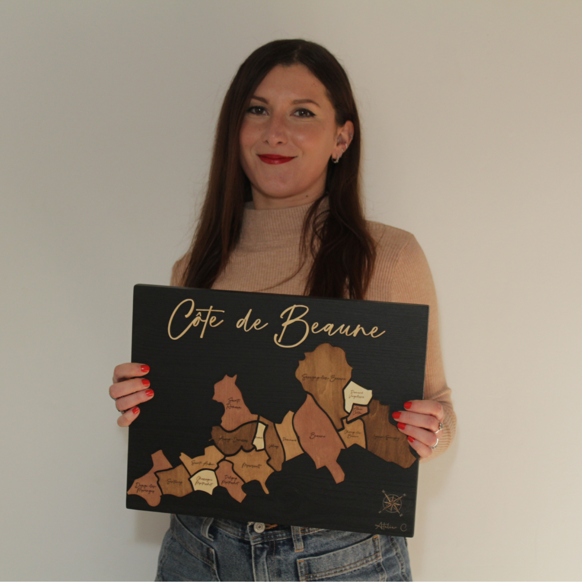 Tableau mural en bois teinté au vin représentant la Côte de Beaune, tenu par l'artiste - Atelier C - Camille